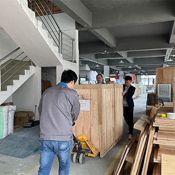 Grinding and polishing the dust collector, PURE-AIR solves the hazard of dust pollution in the workshop!